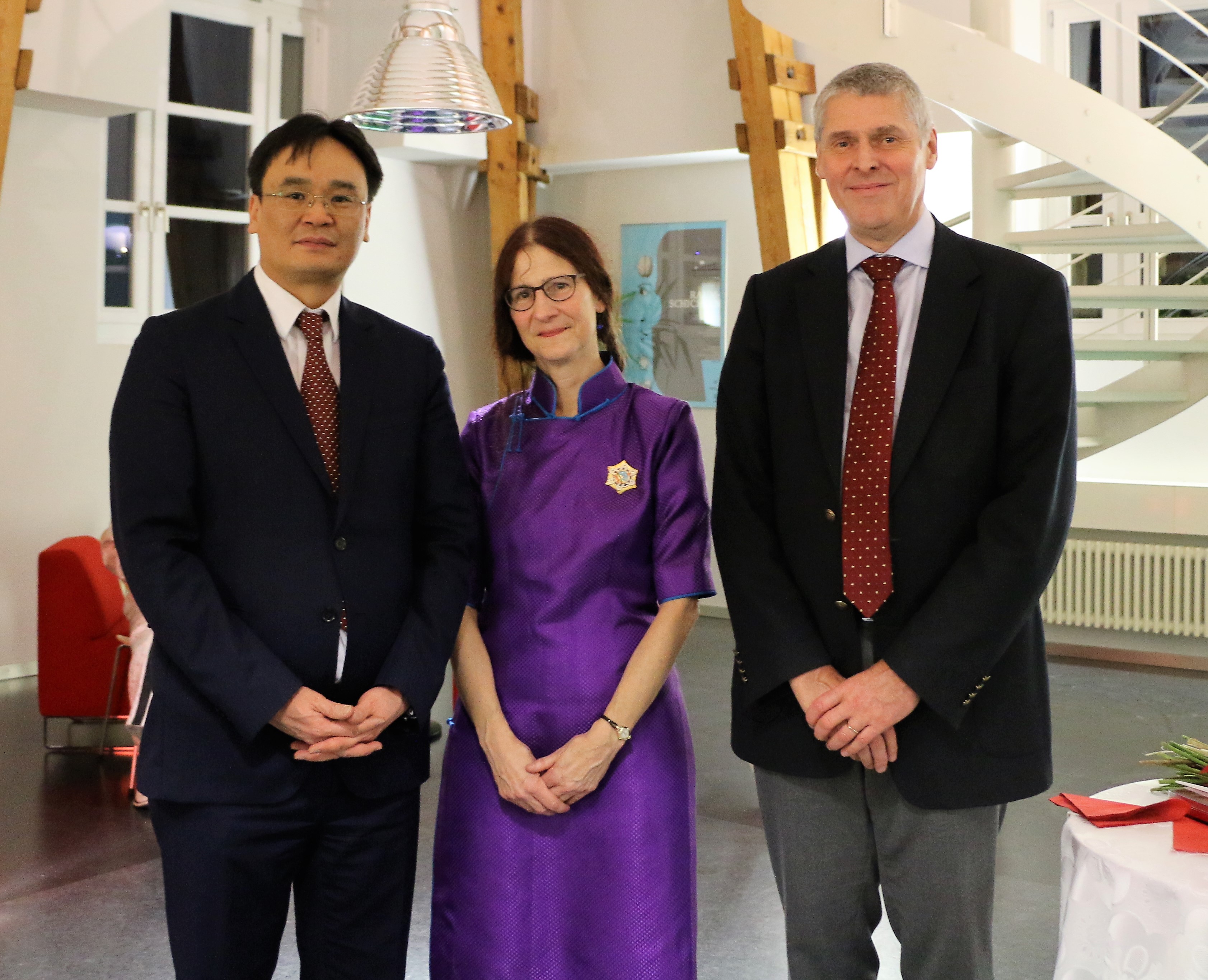 Professorin Karénina Kollmar-Paulenz trägt den Polar Star-Orden und ist mit dem mongolischen Botschafter Achgerel Nyamjav und Rektor Christian Leumann abgebildet.