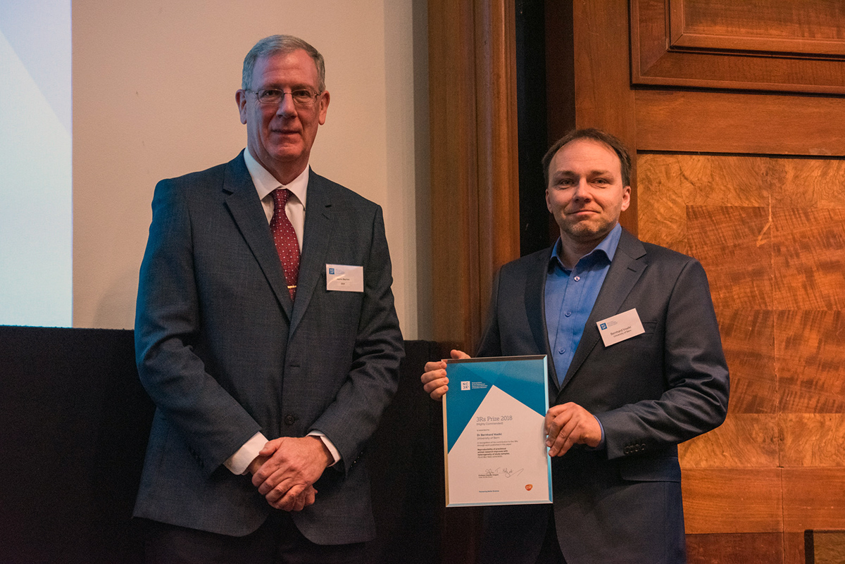 Bernhard Völkl vom VPH-Institut erhielt eine Auszeichnung für seine Studie zur Ausssagekraft und Reproduzierbarkeit von Tierversuchen. Bild: zvg