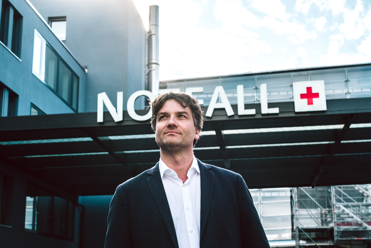 Thomas Sauter, Stiftungsprofessor für Telenotfallmedizin, vor dem Eingang des Universitären Notfallzentrums (UNZ) am Inselspital, Universitätsspital Bern.