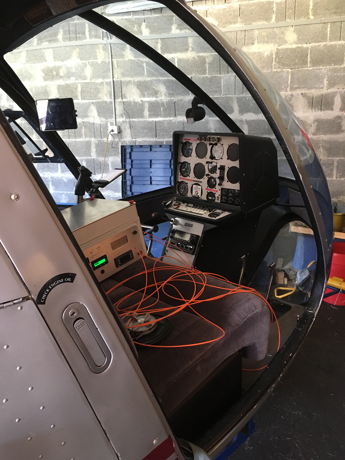Das FlyPol Instrument, mit dem Biosignatuern aus der Luft gemessen werden konnten, an Bord des Helikopters.
