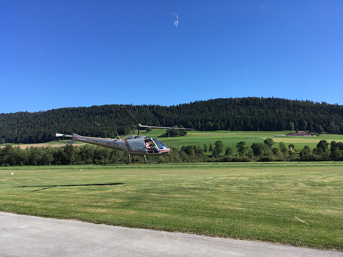 Der Helikopter mit FlyPol an Bord startet vom Flugplatz in Môtiers