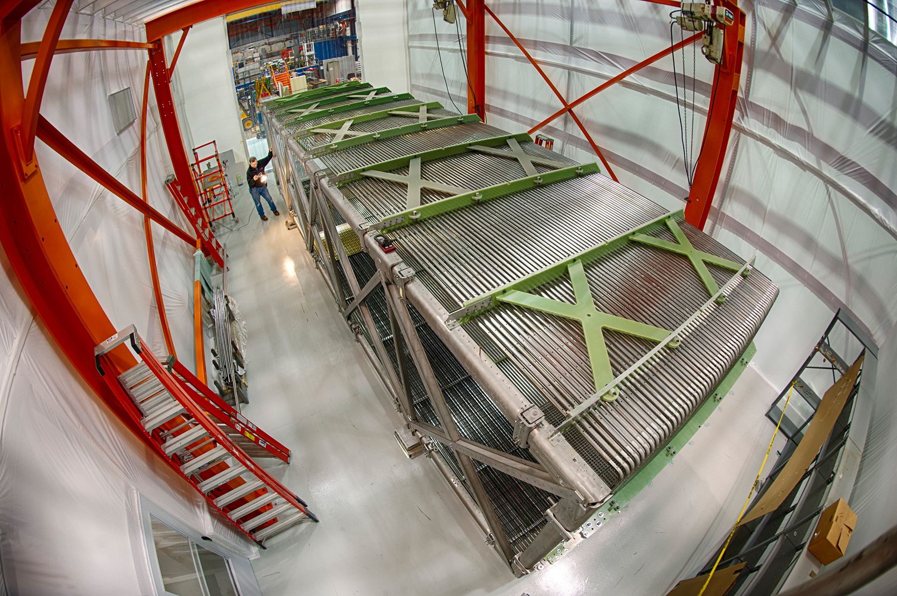 Der MicroBooNE-Detektor wird am Fermilab zusammengebaut. Bild: © Fermilab / Reidar Hahn