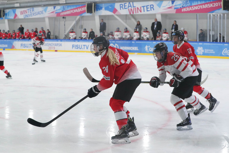 Tess Allemann hat sich als Eishockey Spielerin für die Winteruniversiade 2021 qualifiziert. Sie studiert Psychologie an der Phil.-hum. Fakultät der Universität Bern.  © zvg