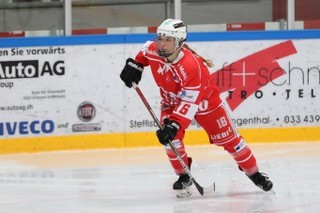 Simone Minder hat sich als Eishockey Spielerin für die Winteruniversiade 2021 qualifiziert. Sie studiert Humanmedizin an der Medizinischen Fakultät der Universität Bern.  © zvg