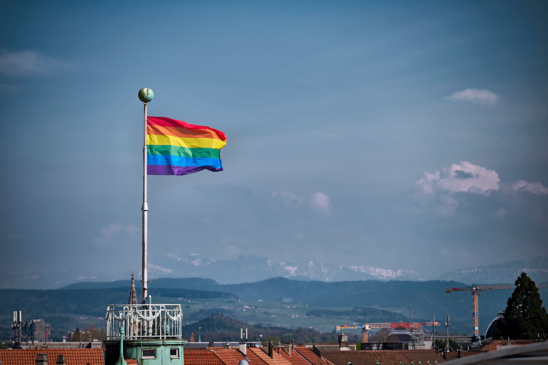 Am IDAHOBIT-Tag hisst die Universität Bern die Regenbogenflagge auf dem Turm der UniTobler.