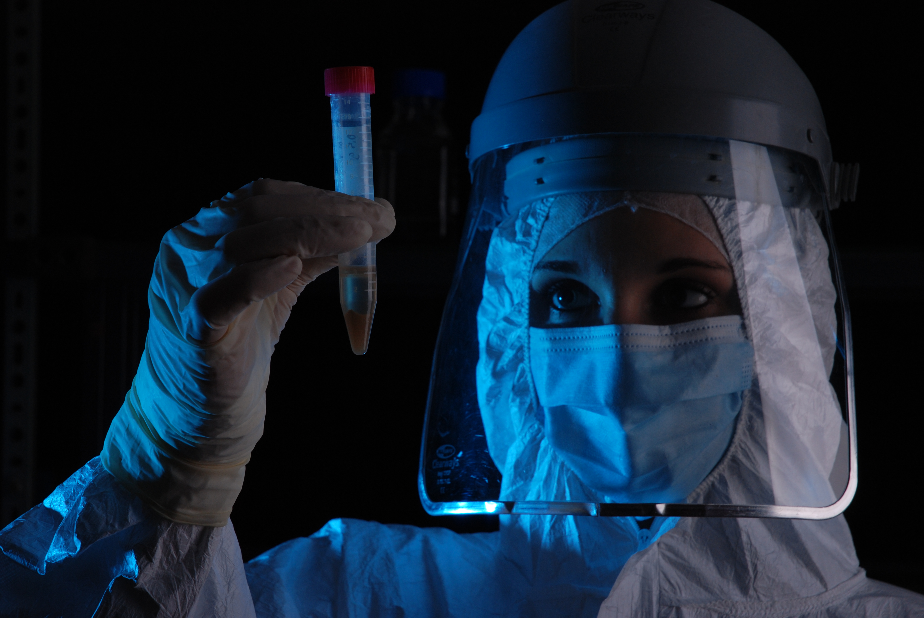 Extraktion antiker DNA im Labor Universität Mainz. Die Arbeit erfolgt unter sterilen Bedingungen, um eine Kontamination durch moderne DNA zu vermeiden.