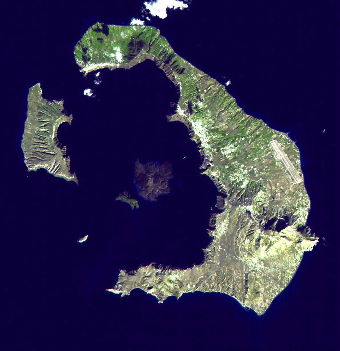 Caldera von Thera (heute Santorini) in Griechenland mi einem Durchmesser von 11 Kilometern in Nord-Süd-Richtung und 9 Kilometern in Ost-West-Richtung.   © Wikicommons / EOS / NASA