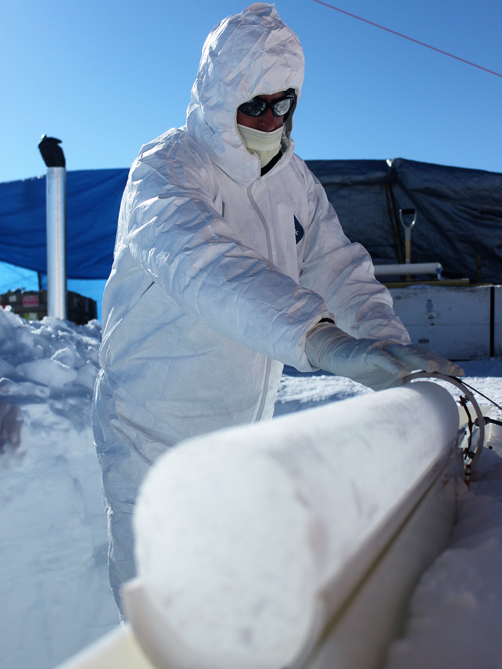 Ein Eisbohrkern wird in der Anarktis auf vulkanische Schwefelsäure analysiert.  © Michael Sigl