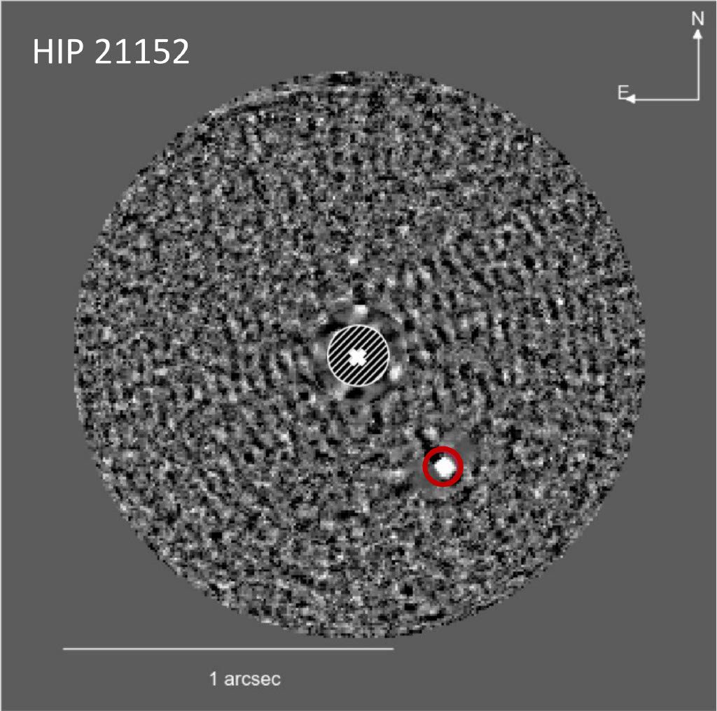 Bild des Braunen Zwerges (im roten Kreis), der um den Stern HIP 21152 entdeckt wurde, aufgenommen mit dem Very Large Telescope SPHERE-Instrument. © M. Bonavita et al., MNRAS, July 2022, https://doi.org/10.1093/mnras/stac1250