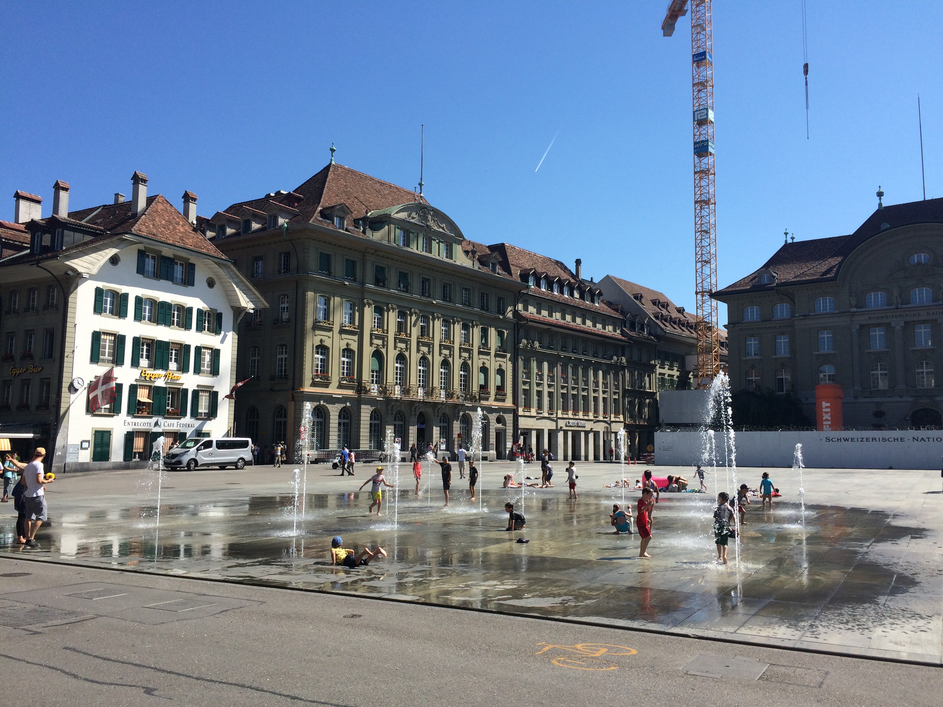 Wasserspiel auf dem Bundesplatz Bern als Abkühlungsmöglichkeit für die Stadtbevölkerung. © Moritz Gubler