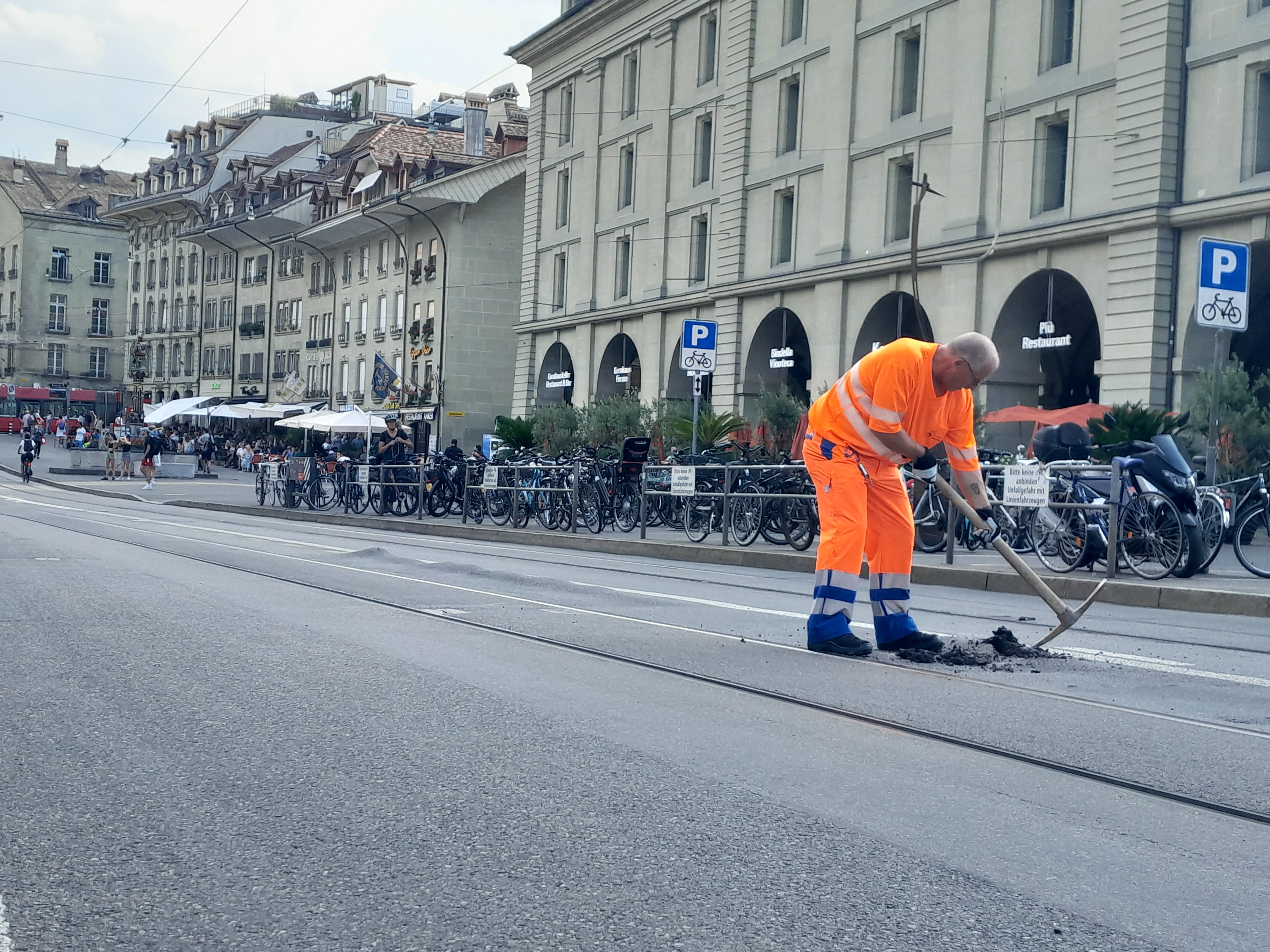 Mitarbeiter des Tiefbauamtes der Stadt Bern entfernen am 5. August 2022 aus Sicherheitsgründen hitzebedingte Schäden am Strassenbelag vor dem Kornhaus in Bern.