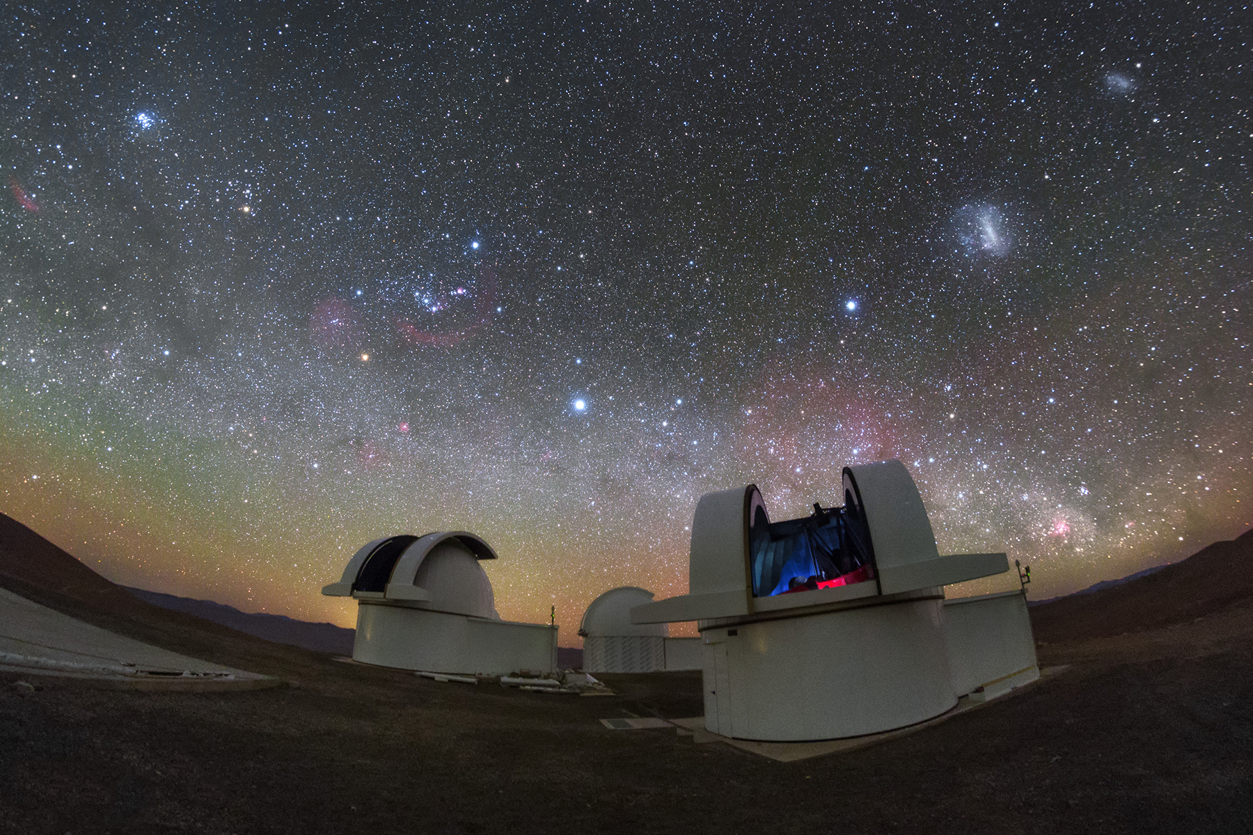 Die Teleskope des SPECULOOS Southern Observatory blicken in den atemberaubenden Nachthimmel über der Atacamawüste in Chile. © ESO/ P. Horálek