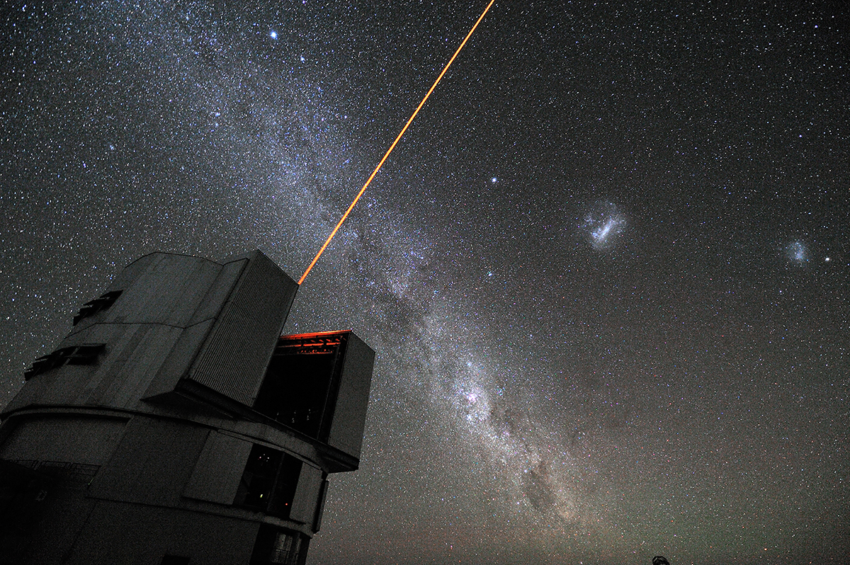 Der Laserleitstern des VLT: Vom 8,2-Meter-VLT-Teleskop Yepun ragt ein Laserstrahl in den majestätischen Südhimmel und erzeugt dort in 90 Kilometern Höhe einen künstlichen Stern hoch in der Mesosphäre der Erde. Der Laserleitstern (engl. Laser Guide Star, kurz LGS) ist Teil des Systems adaptiver Optik am VLT und wird als Referenz verwendet, um den Einfluss der Erdatmosphäre aus Bildern herauszukorrigieren. © ESO / G. Hüdepohl (atacamaphoto.com)