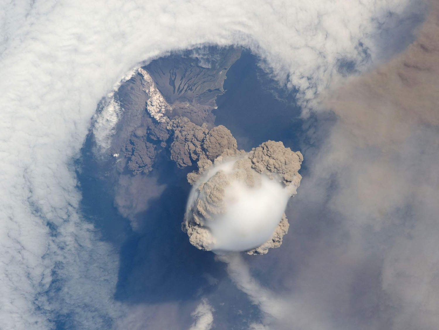 Aufnahme aus der Vogelperspektive vom Rauchpilz, den ein Vulkan ausstösst.