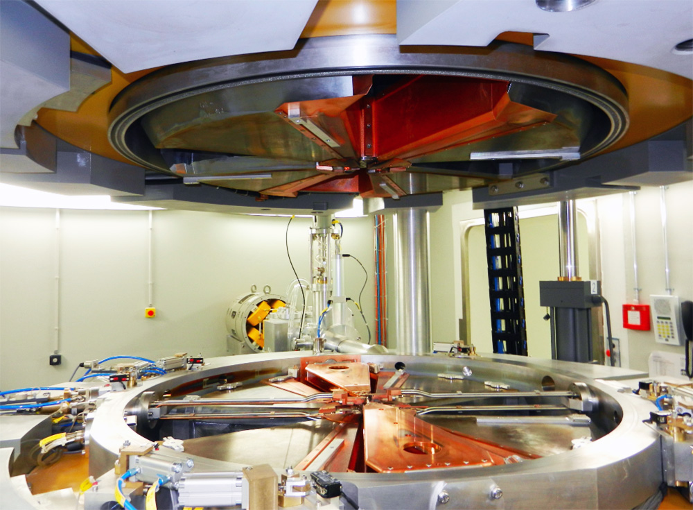 Das Bild zeigt den Zyklotron-Teilchenbeschleuniger im Berner Inselspital.