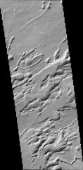 Das Bild zeigt eine Formation namens Arsia Chasmata auf der Flanke eines der grössten Vulkane, Arsia Mons. Die Breite des Bildes umfasst rund 25 km. Die Formation ist vulkanischen Ursprungs und weist sogenannte Schachtkrater auf, die wohl durch Absackung entstanden sind.