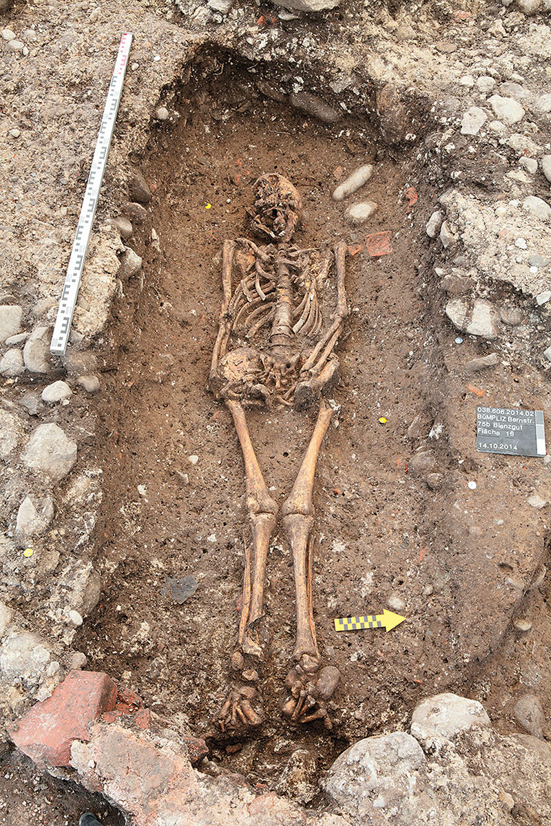 Das Bild zeigt das Grab eines Mannes höheren Alters um 700 n. Chr., gefunden 2014 im Bienzgut in Bümpliz. © Archäologischer Dienst des Kantons Bern, Urs Ryter 	