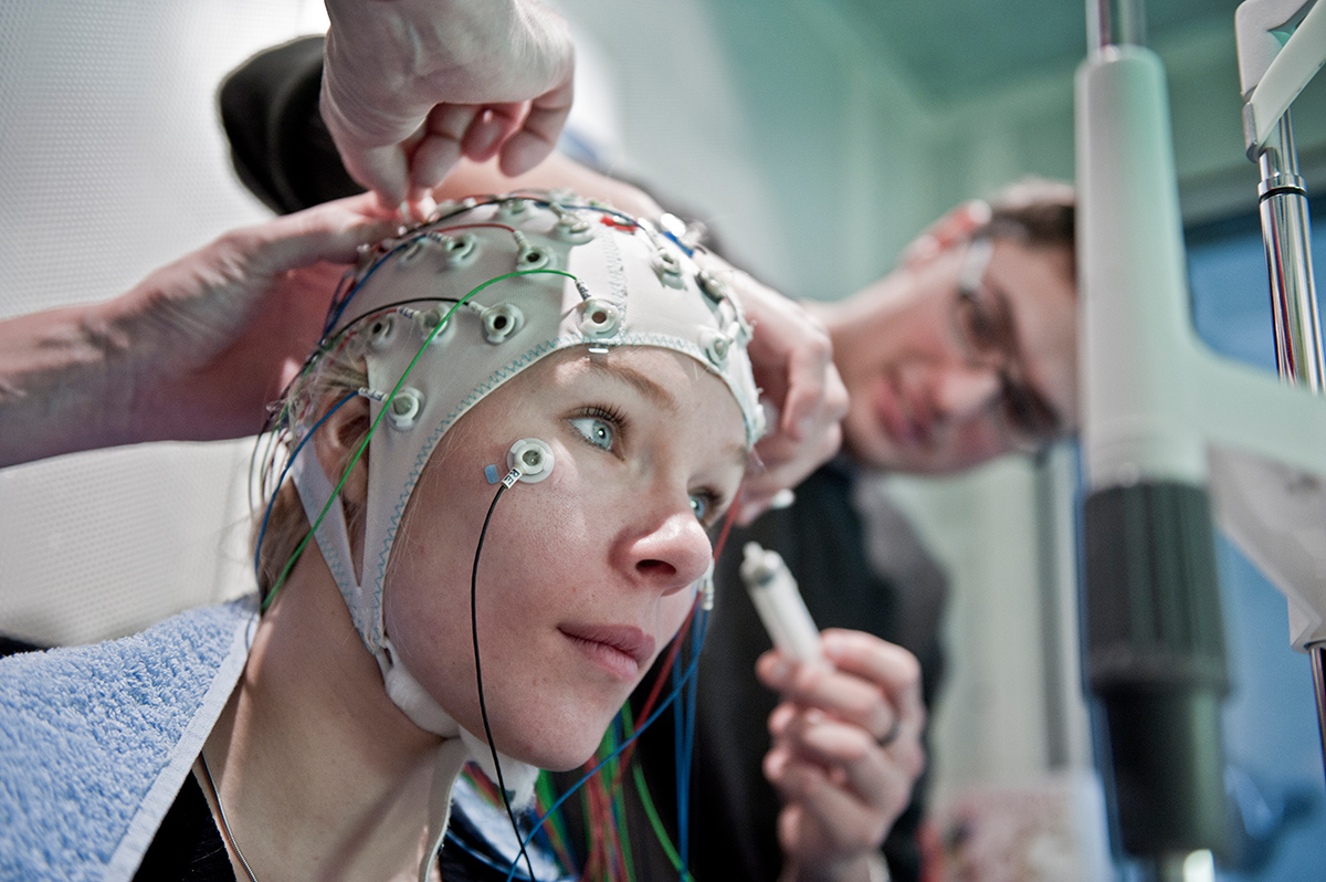 Vorbereitung einer EEG-Messung. Diese dient als Basis für eine Auswertung mittels Microstate-Methode, die Prozesse im Hirn räumlich und zeitlich abbilden kann.  Foto: Universität Bern / Adrian Moser.