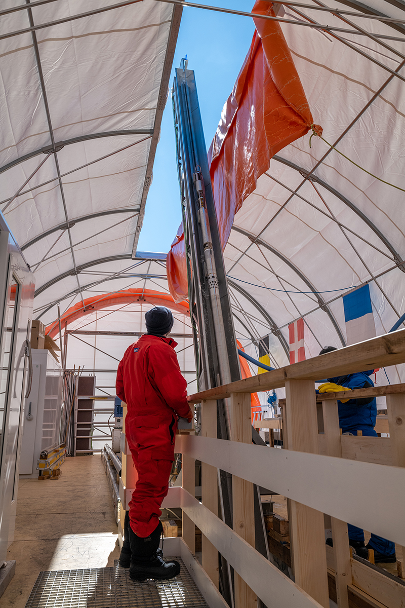 Zelt mit Bohrmast. In der Ende Januar abgeschlossenen Feldsaison 2022/23 wurde eine Tiefe von 808 Metern erreicht.