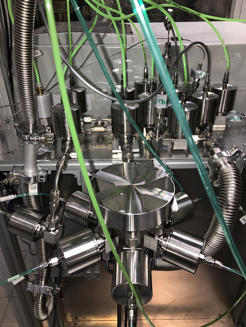 Laserspektrometer (im Hintergrund) mit automatischem Einlass-System für Eiskernluftproben (vorne). Die aus den Eisproben extrahierte Luft geht bei der Messung im neu entwickelten Laserspektrometer nicht verloren, sondern kann danach für weitere Analysen verwendet werden.