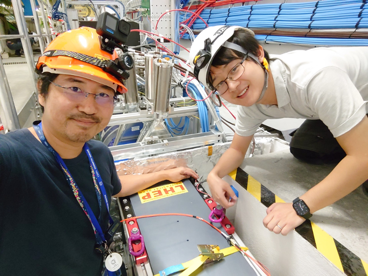 Prof. Dr. Akitaka Ariga (links), Leiter der FASER-Gruppe am Laboratorium für Hochenergiephysik (LHEP) der Universität Bern. © zvg