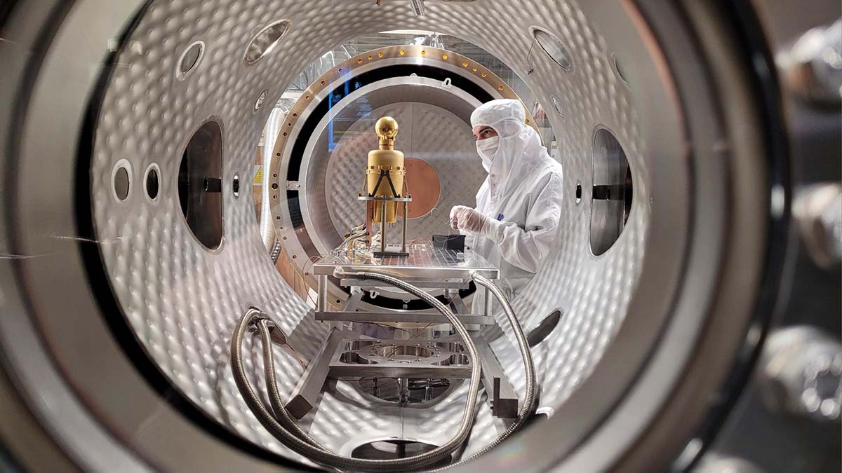Das Massenspektrometer NIM in einer der Thermalvakuumkammern an der Universität Bern, in denen es für die Weltraummission Juice qualifiziert und geeicht wurde. © Universität Bern, Bild: Audrey Vorburger