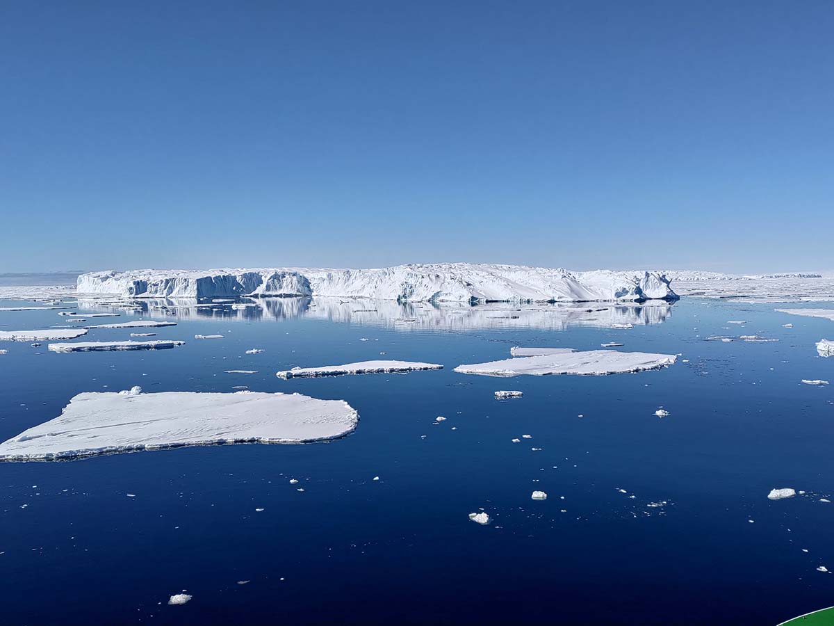 Eisberge, hier vor der Antarktis, bringen Frischwasser in den offenen Ozean und können damit die Ozeanzirkulation beeinflussen.