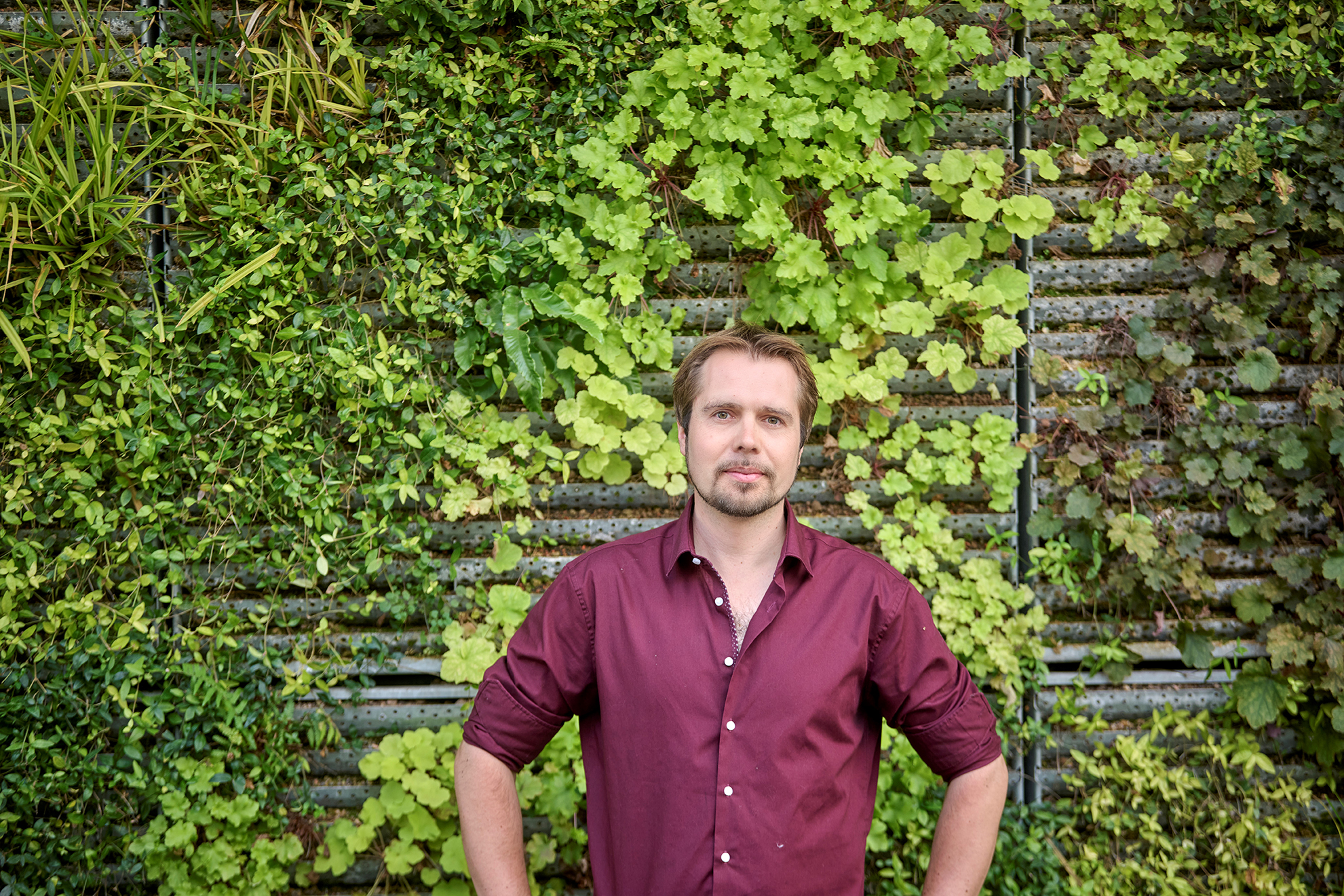 Matthias Erb ist Professor für Biotische Interaktionen am Institut für Pflanzenwissenschaften der Universität Bern und Initiator des Projekts «Grünste Gasse der Schweiz». Bild: Adrian Moser
