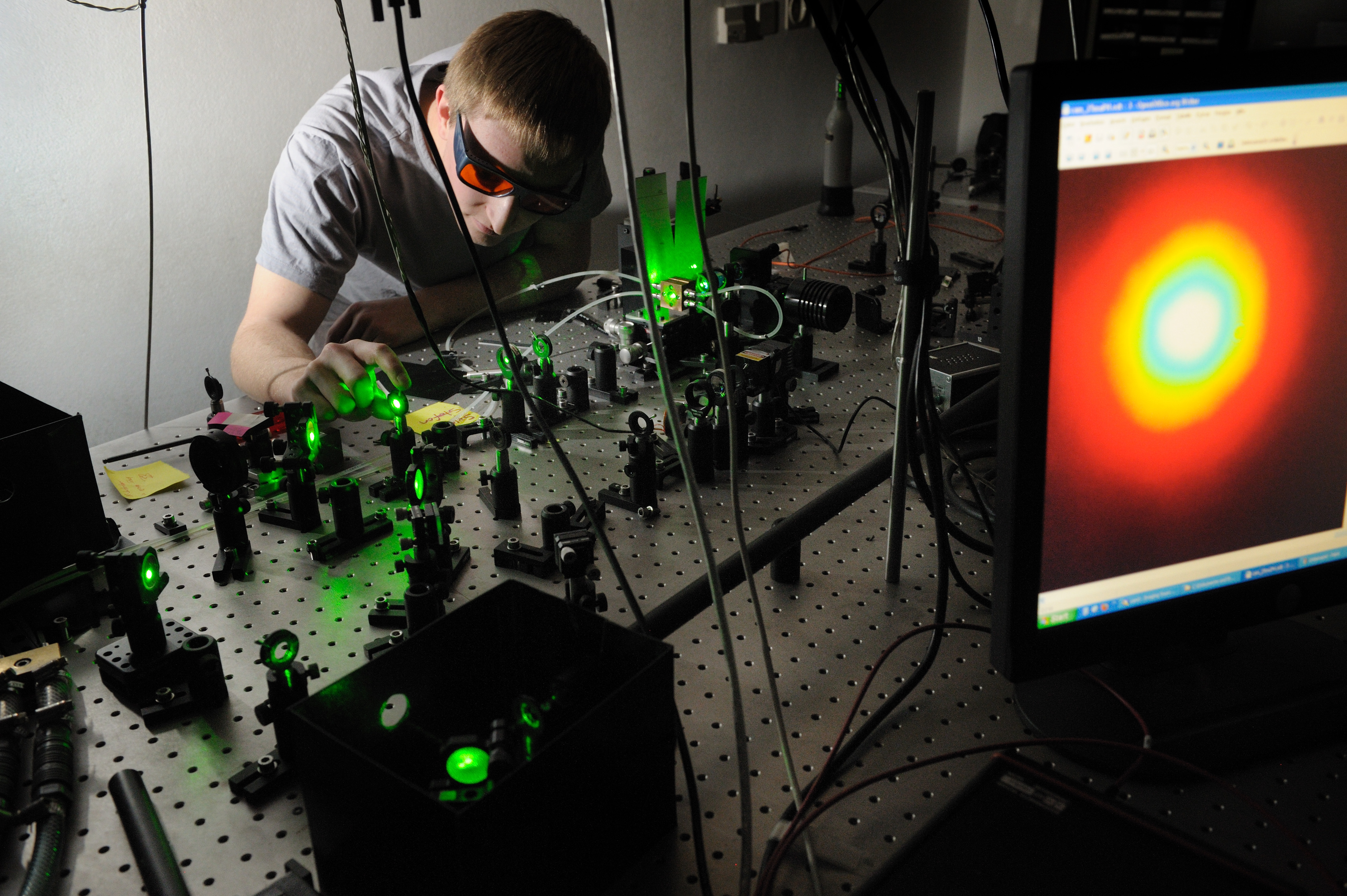 Justierung der Quelle der Energie-verschränkten Photonen in einem Experiment an der Universität Bern. © André Stefanov