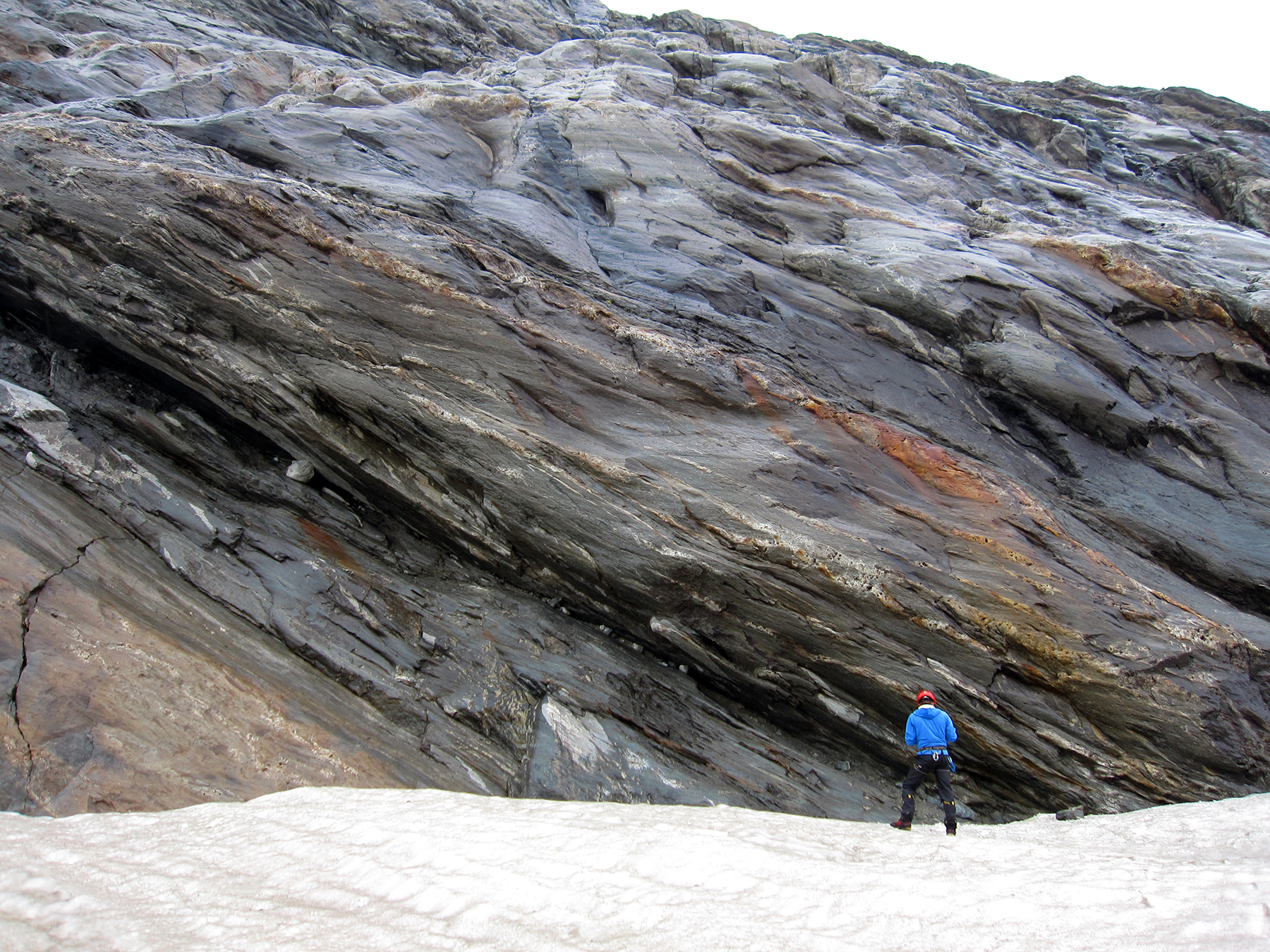 Angeseilt, untersucht Ferdinando Musso Piantelli vom Aletschgletscher aus eine Störungszone im kristallinen Festgestein. Bild: Marco Herwegh
