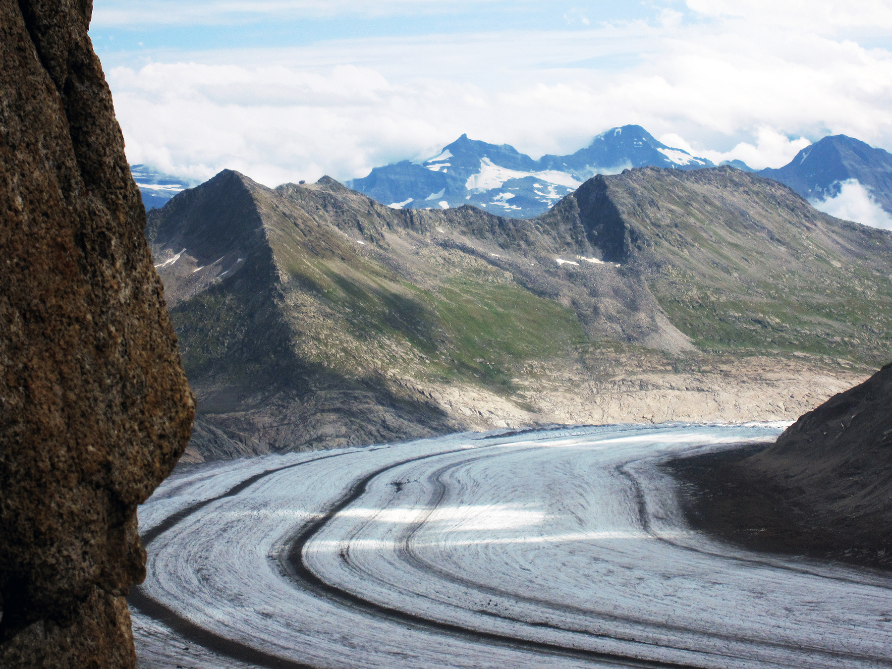 Blick auf den Aletschgletscher, der vor dem Eggishorn eine 90°-Wende in seiner Fliessrichtung vollführt. Bild: Marco Herwegh