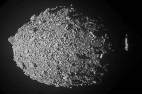Ein Blick auf den Asteroiden Dimorphos aus 10 letzten Vollbildaufnahmen der Kameras des Direct Asteroid Redirect Tests Sekunden vor dem Einschlag am 26. September 2022. © NASA/Johns Hopkins APL
