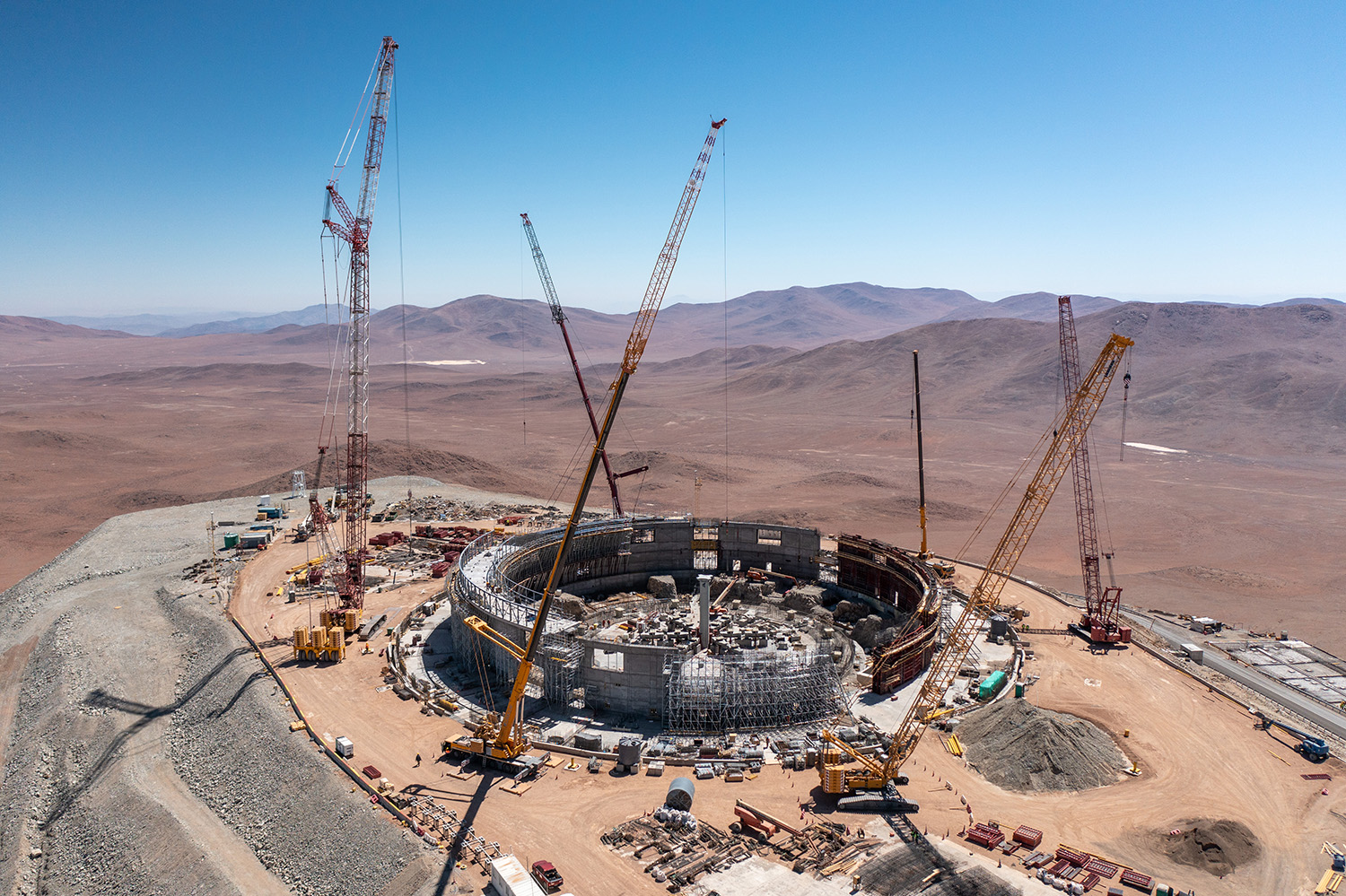 Der Bau des weltgrössten Teleskops, des Extremely Large Telescope (ELT) der ESO auf dem Gipfel des Cerro Armazones in der chilenischen Atacama-Wüste macht Fortschritte. Bildnachweis: G. Hüdepohl (atacamaphoto.com)/ESO