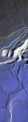 Hochauflösendes (4,5 m/Pixel) CaSSIS-Farbbild des Frosts auf dem Calderaboden und dem Nordrand des Olympus Mons. An den gut beleuchteten steilen Hängen gibt es keinen Frost.