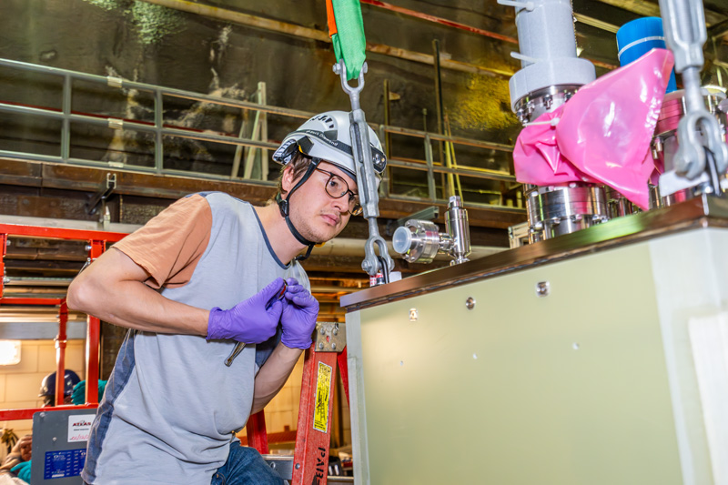 Livio Calivers, Doktorand am Laboratorium für Hochenergiephysik (LHEP) der Universität Bern, beim Einbau des «2x2»-Prototyps am Fermilab in den USA. © Dan Svoboda, Fermilab