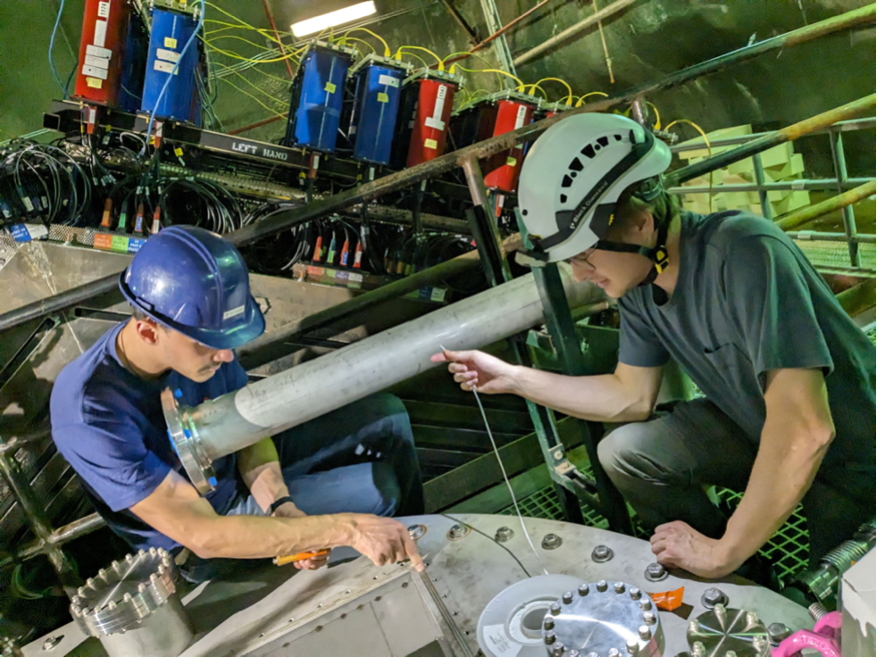 Lorenzo Meier und Livio Calivers vom Laboratorium für Hochenergiephysik (LHEP) der Universität Bern (v.l.n.r) beim Zusammenbau des «2x2»-Prototyps am Fermilab. © Dan Svoboda, Fermilab