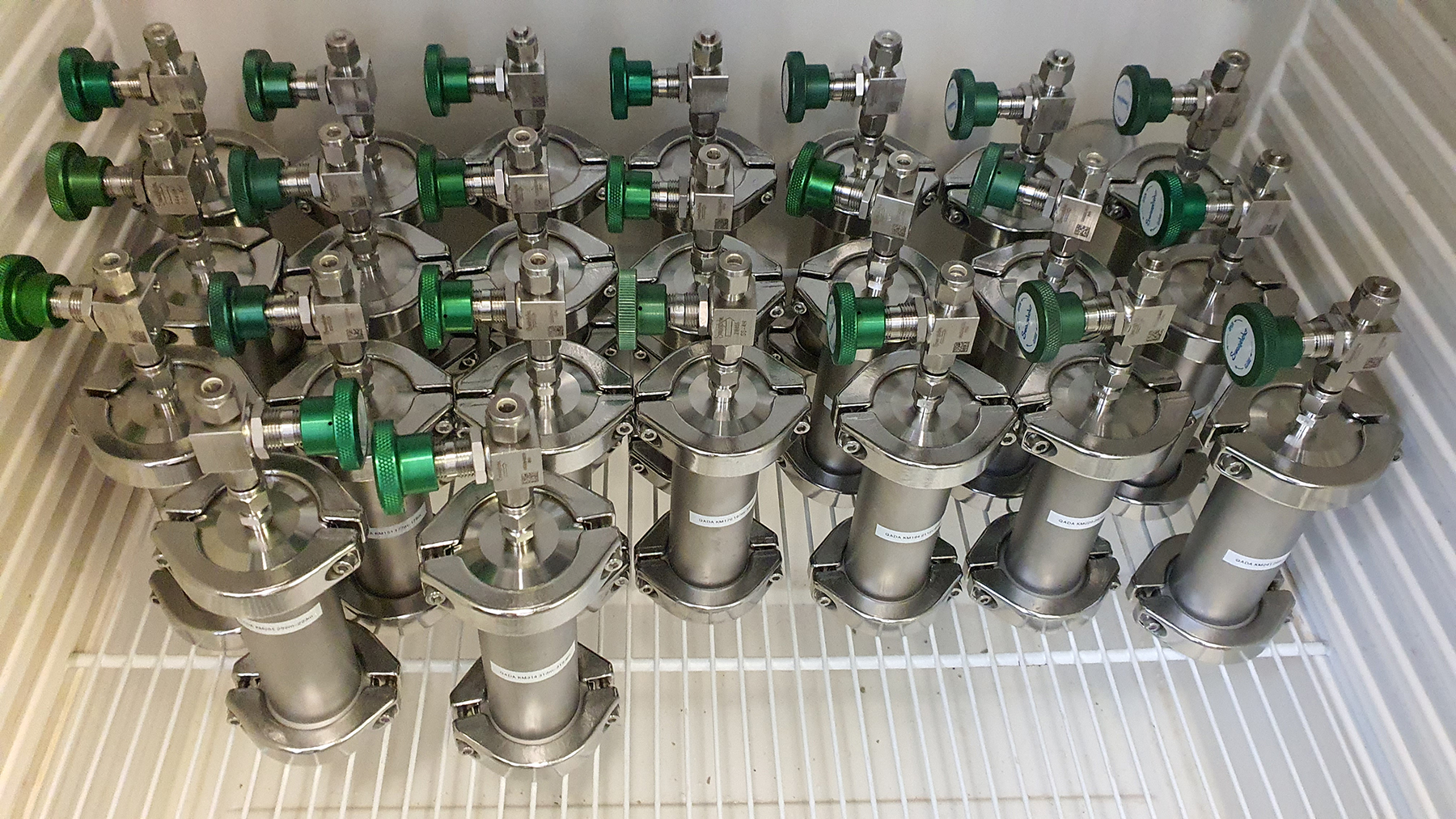 Abschnitte aus dem Sedimentkern bereit zur Porenwasseranalyse mit dem an der Eawag entwickelten, portablen Massenspektrometer GE-MIMS, dem «Mini-Ruedi». (Foto: Yama Tomonaga, Eawag, Uni Basel)