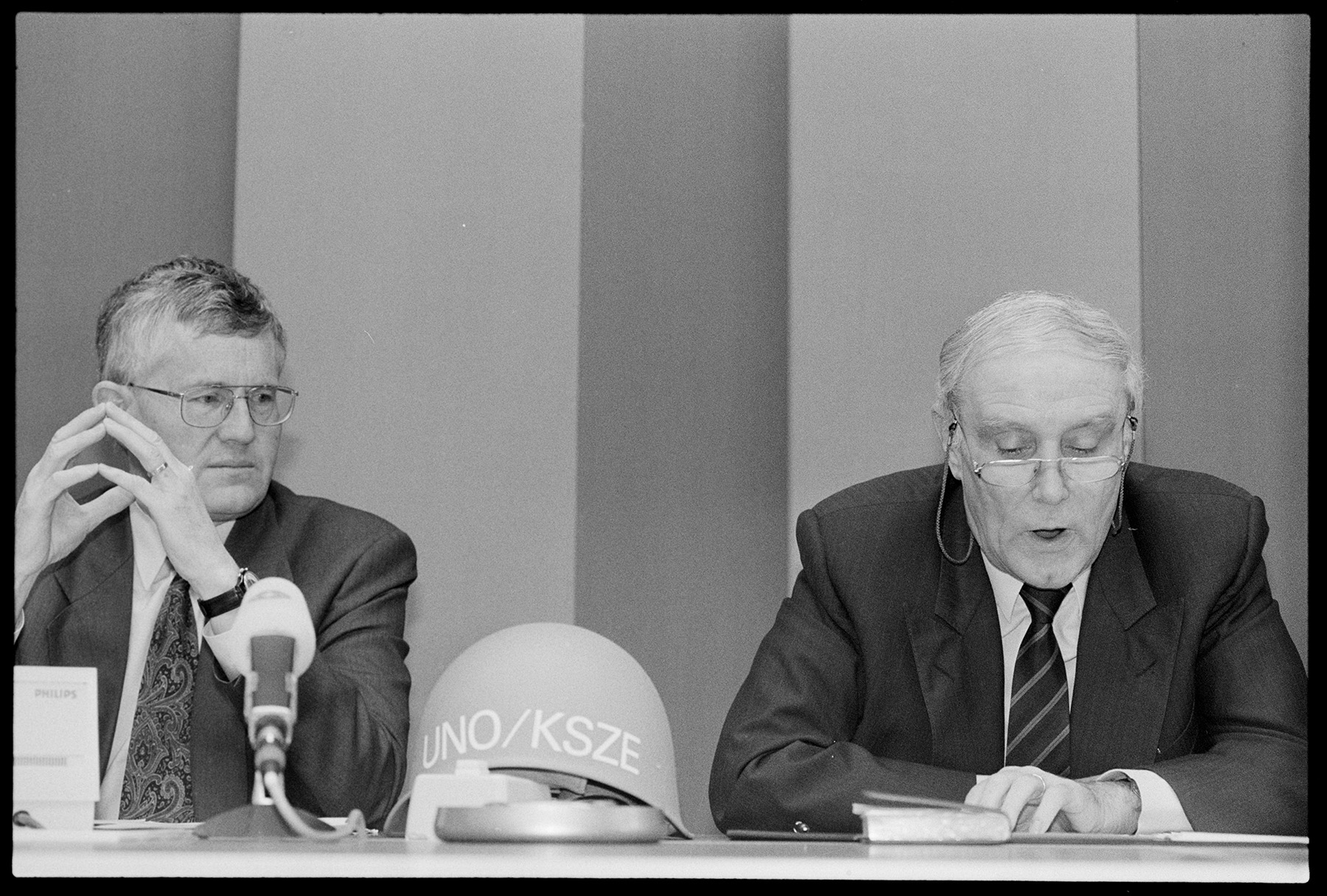 Die Vorsteher des EMD und des EDA, Bundesräte Kaspar Villiger (links) und Flavio Cotti, eröffnen am 24. Februar 1994 an einer Pressekonferenz die Kampagne zur Blauhelm-Vorlage für die Abstimmung vom 12. Juni 1994