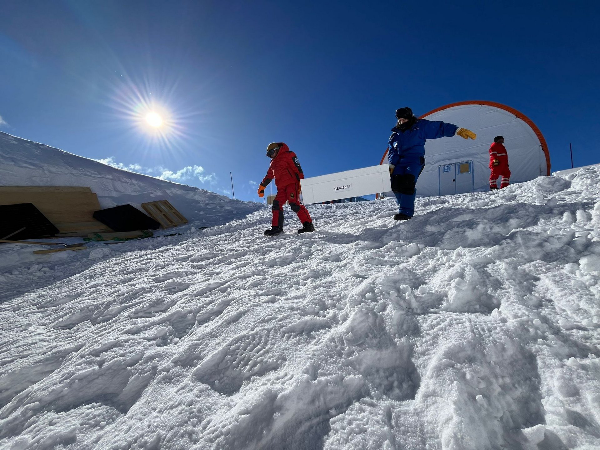 Arbeit des internationalen Bohrteams im Camp Little Dome C in der Antarktis. Die Sonne täuscht: Bei durchschnittlichen Temperaturen von minus 35 Grad Celsius auf über 3’200 Metern über Meer sind die Arbeitsbedingungen extrem.