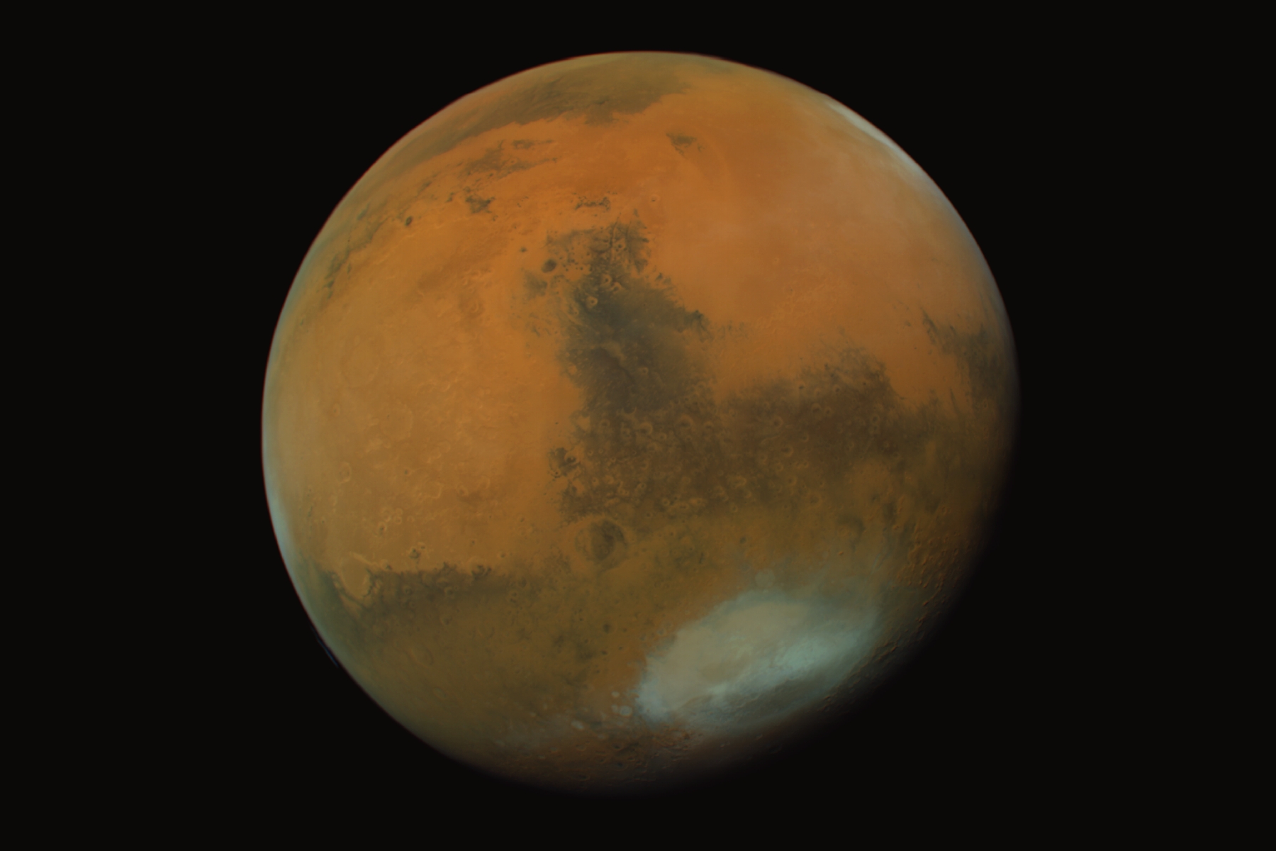 Globale Ansicht des Mars mit hellen und dunklen Regionen. Der Ockerton in den hellen Regionen wird durch Ferrihydrit hervorgerufen.
