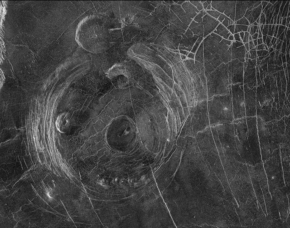 Dieses Radarbild der Magellan-Mission der NASA zeigt kreisförmige Bruchmuster in Verbindung mit der Fotla-Corona, die sich auf der südlichen Hemisphäre der Venus befindet. Die Corona hat einen Durchmesser von etwa 170 km und ist wahrscheinlich durch tektonische Prozesse entstanden, wie sie in der aktuellen Studie untersucht werden.