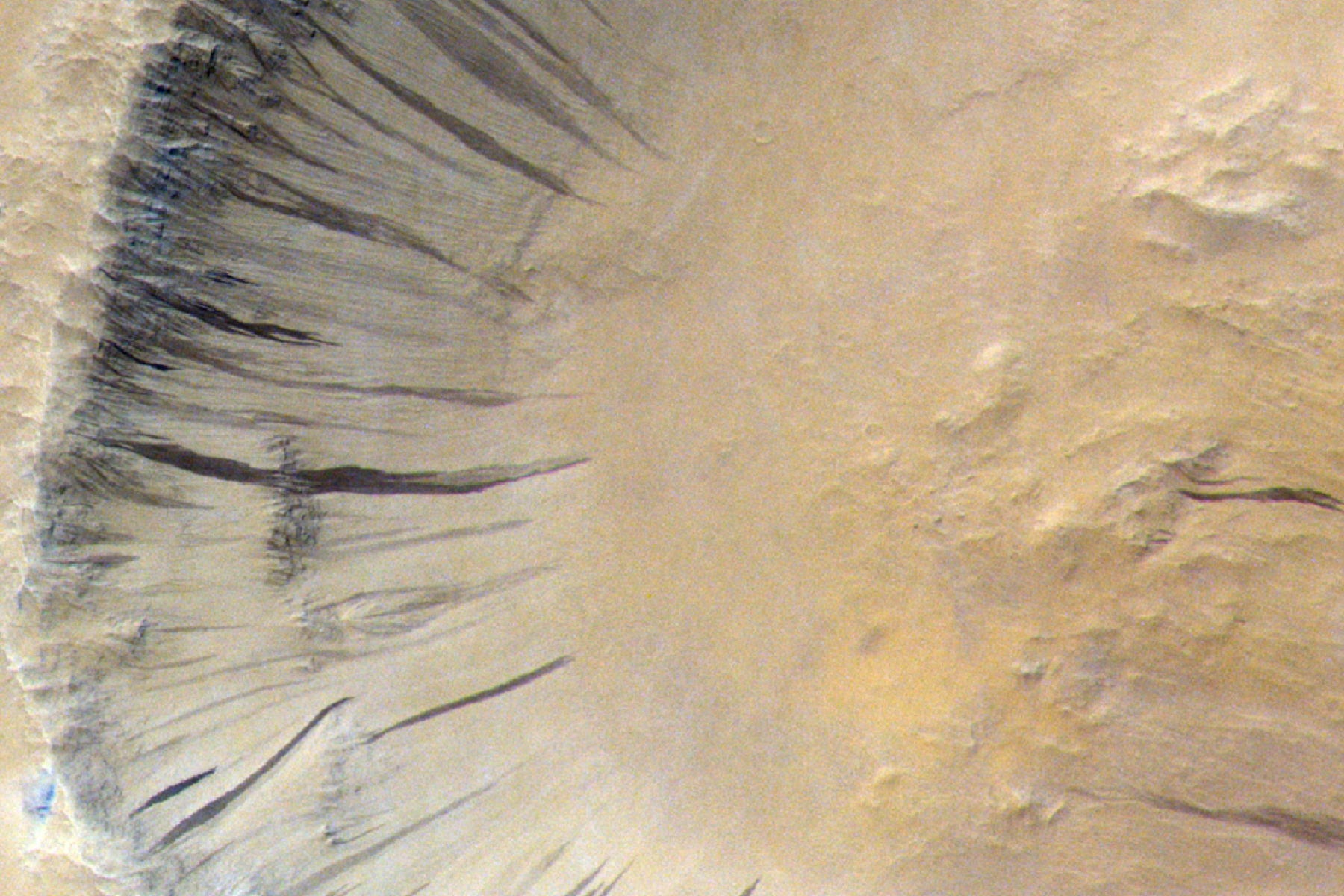 Helle und dunkle Hangstreifen auf der Oberfläche des Mars. © ESA/TGO/CaSSIS CC-BY-SA 3.0 IGO