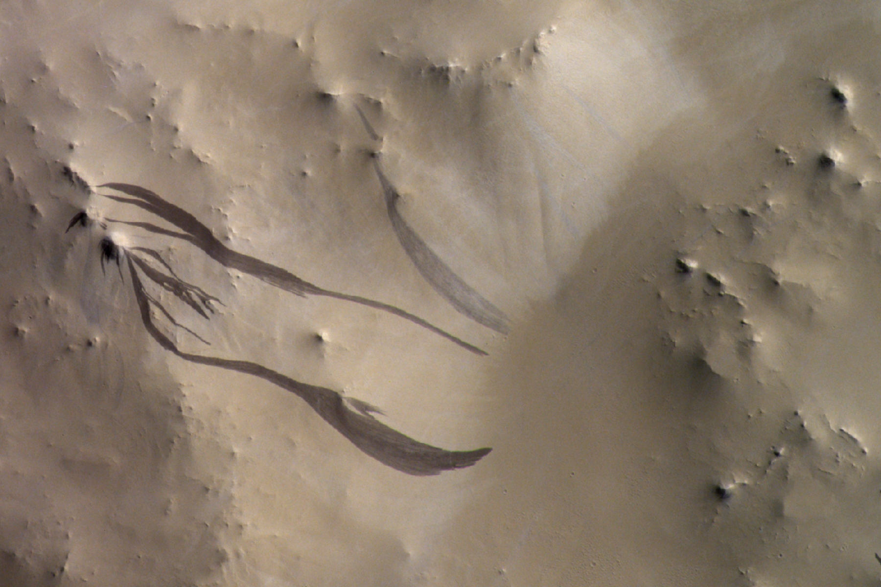 Helle und dunkle Hangstreifen auf der Oberfläche des Mars. © ESA/TGO/CaSSIS CC-BY-SA 3.0 IGO