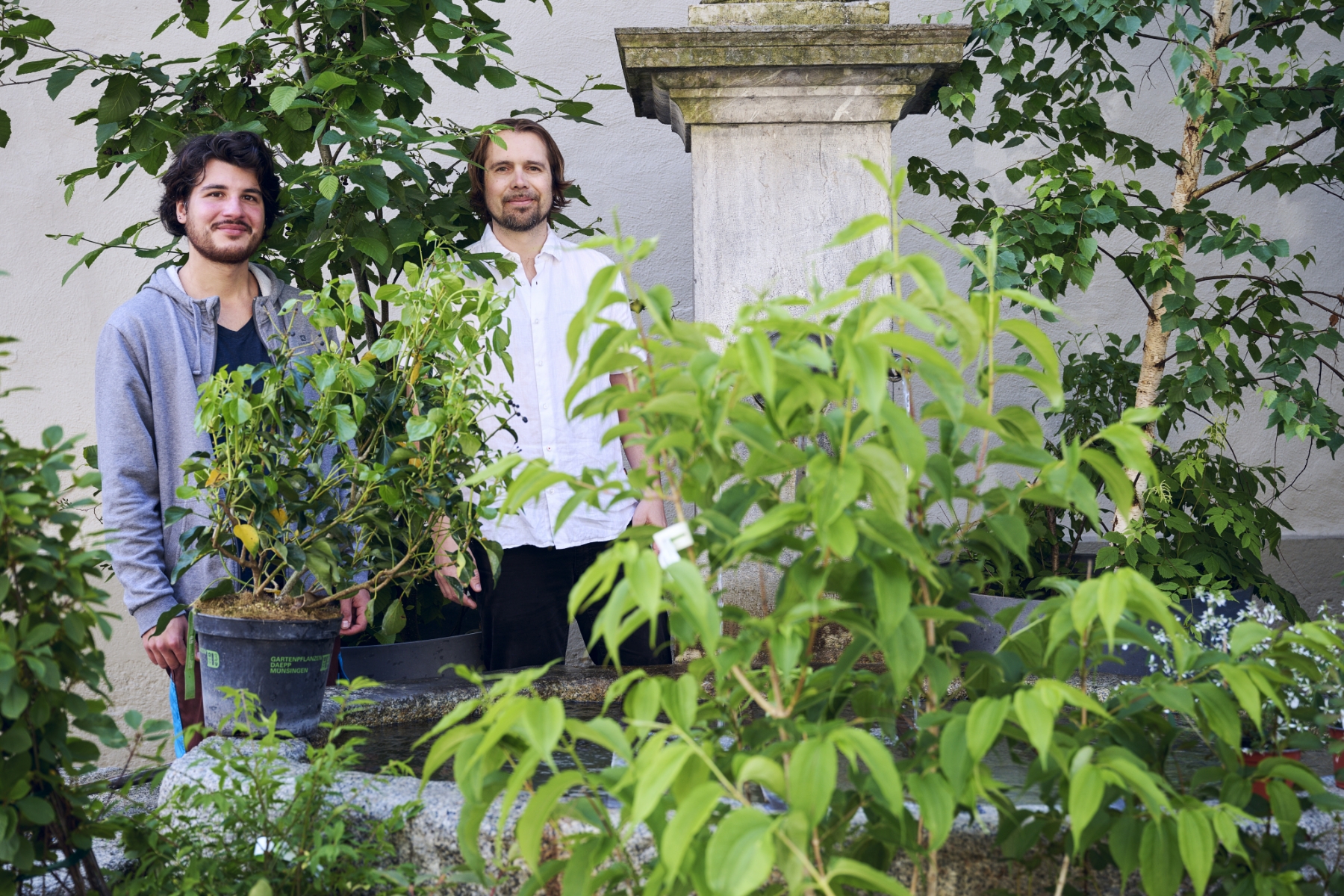 Adrian Metry, Projektleiter «Grünste Gasse der Schweiz», Institut für Pflanzenwissenschaften der Universität Bern (links) und Prof. Dr. Matthias Erb, Initiator des Projekts und Professor am Institut für Pflanzen-wissenschaften der Universität Bern (rechts).