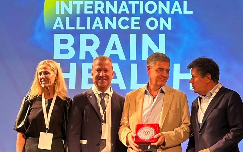v.l.n.r.: Dr. Teresa Torralva (Präsidentin der Fundacion INECO), Prof. Claudio Bassetti, Jorge Maci (Bürgermeister von Buenos Aires) und Prof. Facundo Manes (Ko-Organisator des Events).