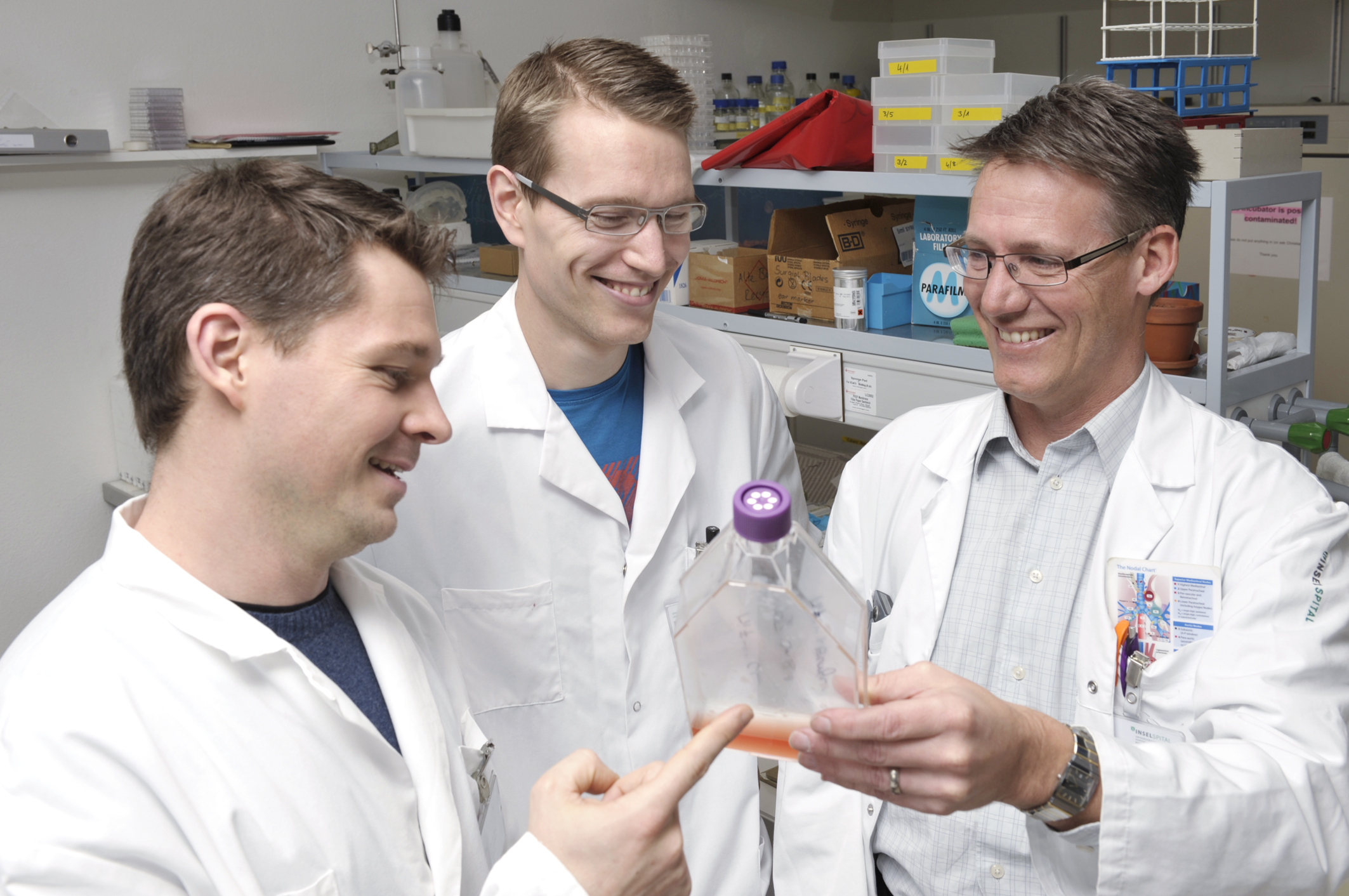 v.l.: Dr. Carsten Riether, Dr. Christian M. Schürch und Prof. Adrian F. Ochsenbein im Labor (Foto: Susi Bürki, Inselspital Bern).