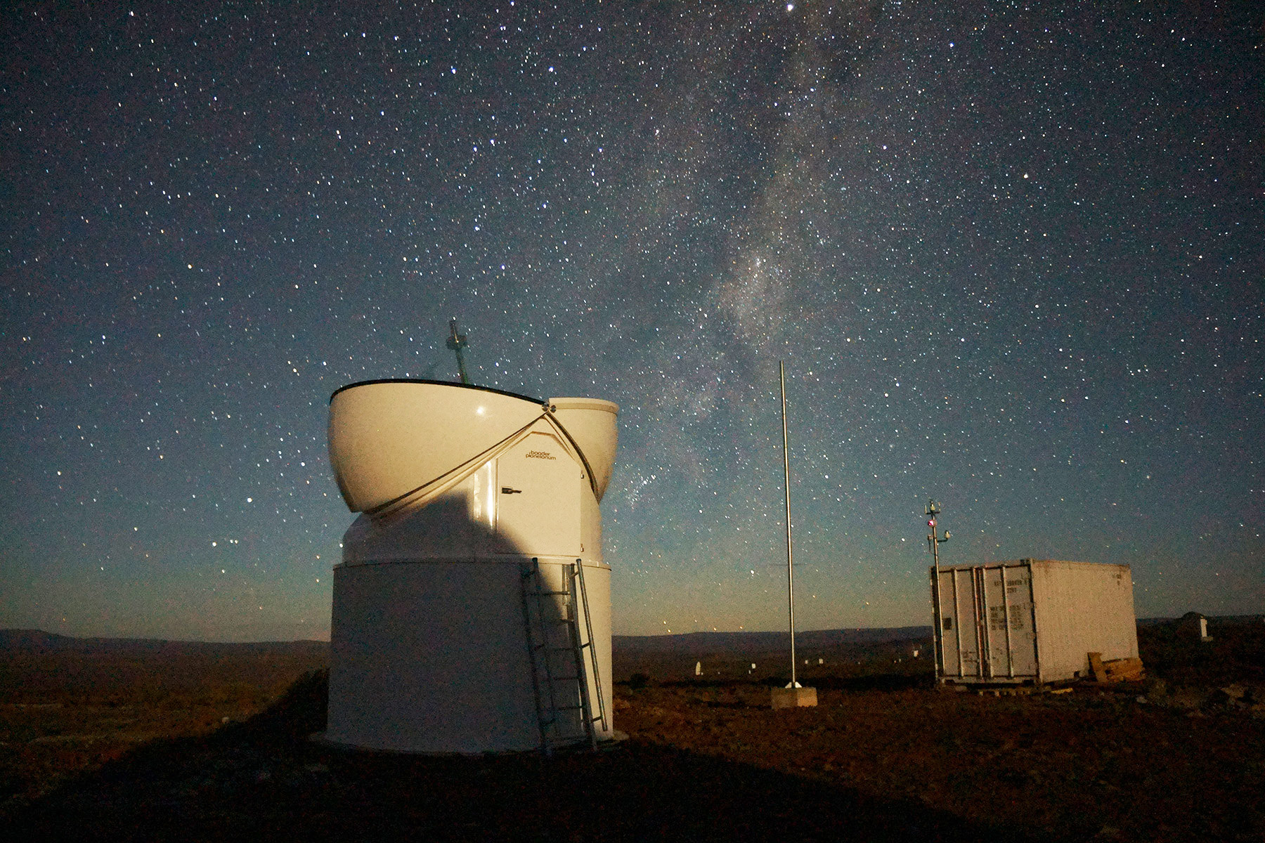 SMART-01, Teleskopstation in Sutherland zur Überwachung des geostationären Orbits. Aus dem Container wird die Station überwacht und gesteuert. © H. Fiedler.