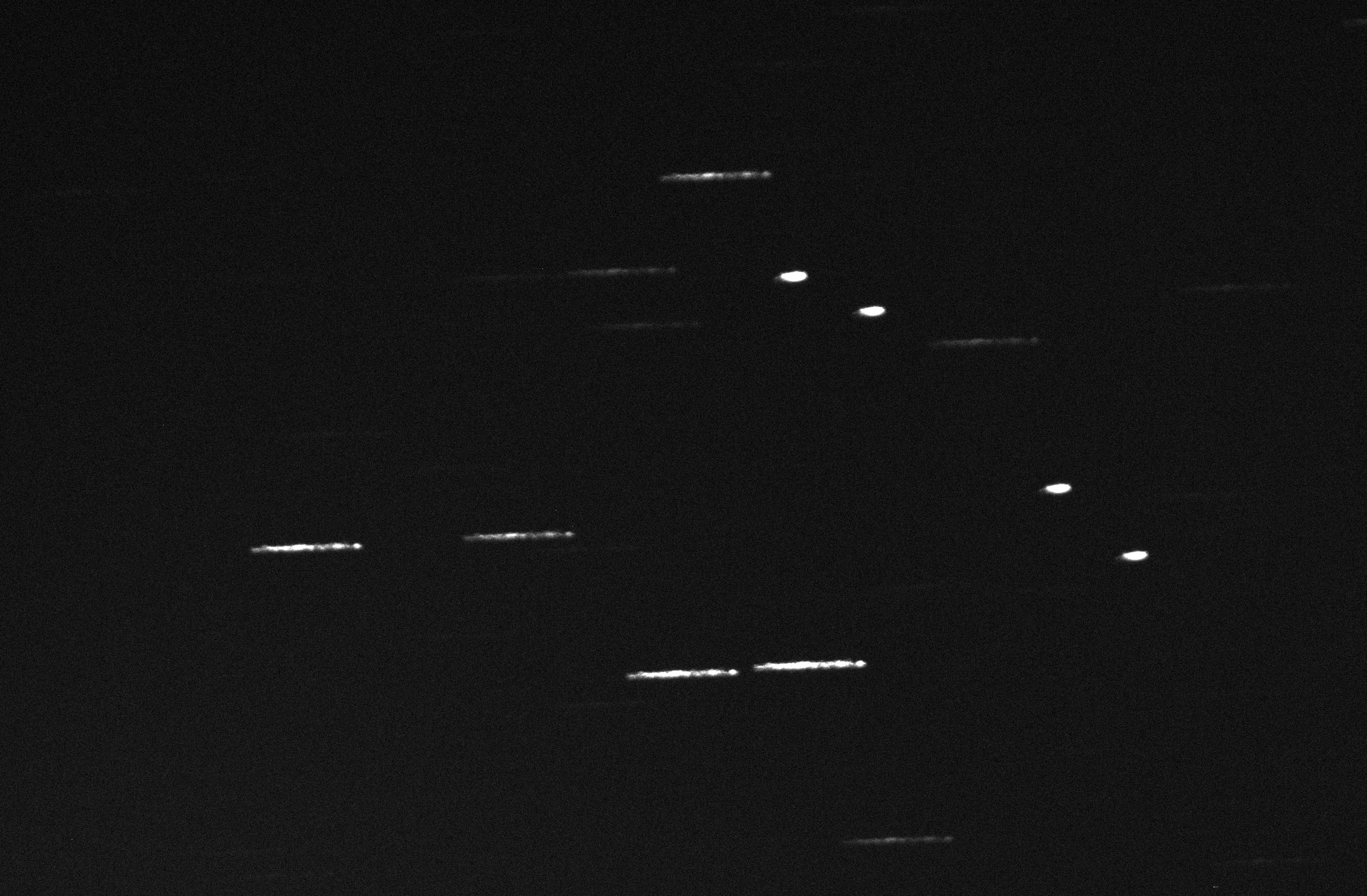 «First Light» - das erste Bild der Station in der Nähe von Sutherland. Die Strichspuren kommen von Sternen; Punkte spiegeln Objekte im geostationären Orbit wider.  © SMARTnet™-DLR/AIUB.