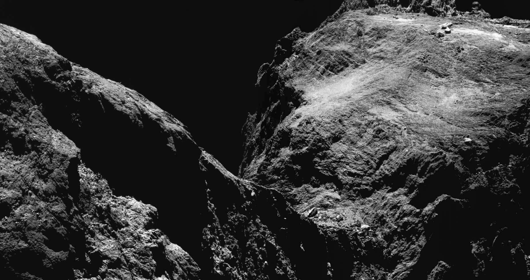 Bild des Kometen von Ende Mai 2016, als Rosetta während dreier Wochen so nah wie möglich am Kometen flog (zwischen 5 bis 8 km Distanz), um ROSINA das «Erschnüffeln» der Xenon-Isotope zu ermöglichen. © ESA/NAVCAM