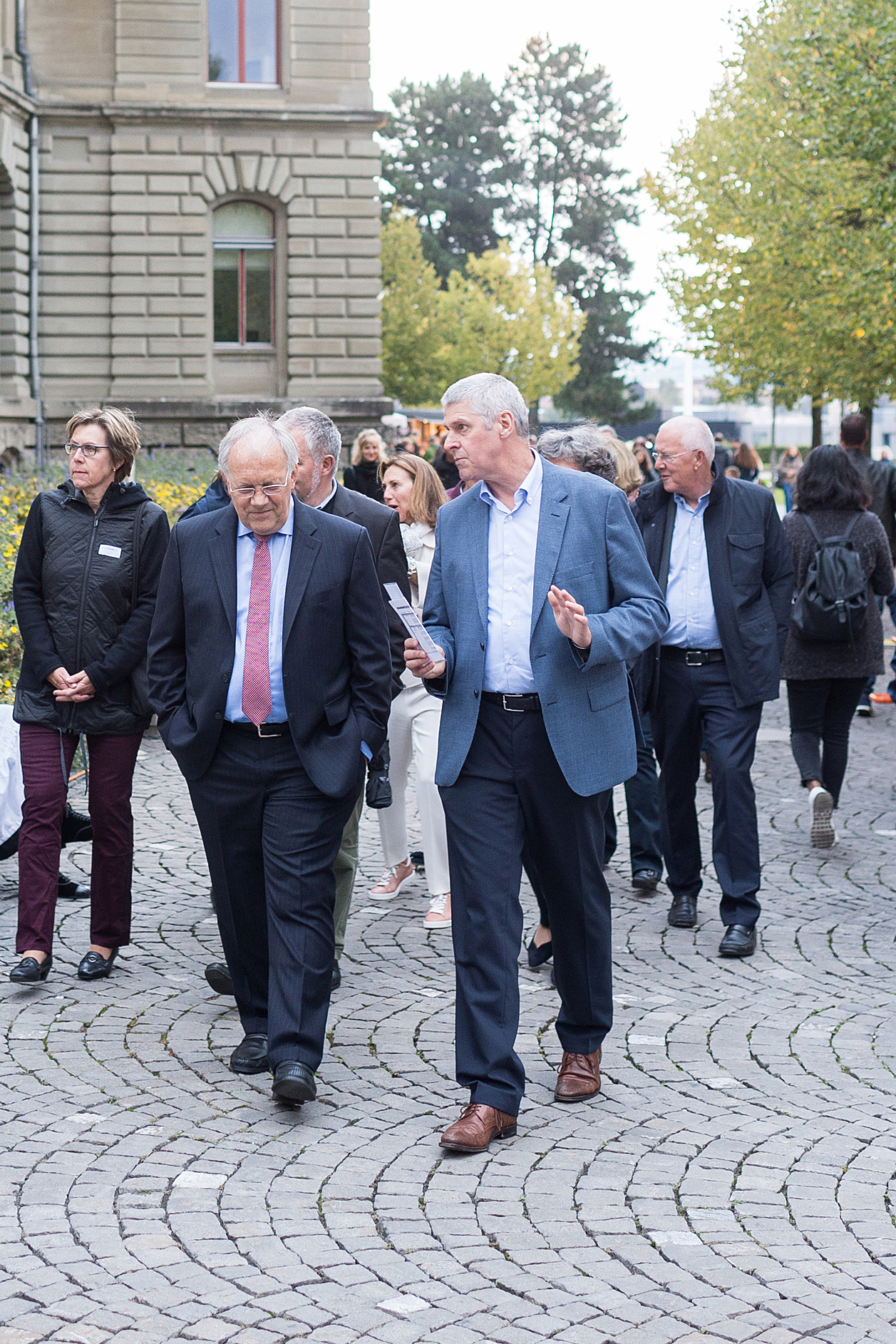 Bundesrat Johann Schneider-Ammann (links) und Rektor Christian Leumann beim Rundgang über das Festgelände. © Universität Bern / Ramon Lehmann